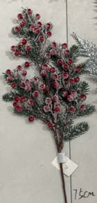 Christmas tree spray with berries and snow | Wholesale flowers, plants and supplies Christmas tree spray with berries and snow