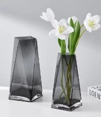 Glass vase Pyramid